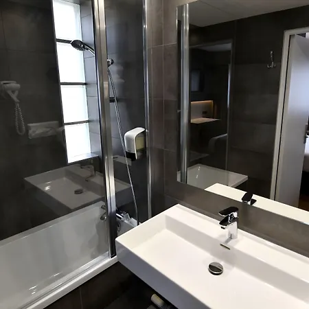 Otel Kyriad - Centre 3*
