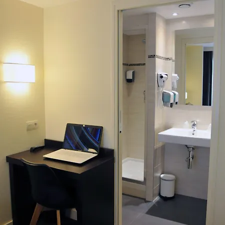 Otel Kyriad - Centre 3*